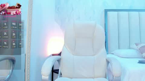 Holly online show from December 14, 8:08 pm