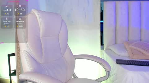 Holly online show from December 4, 8:18 pm