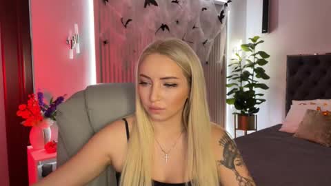 Snapshot of ohmyemma chatting on October 25, 1:35 am Emma online show from October 25, 1:35 am