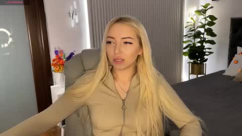 Snapshot of ohmyemma chatting on October 14, 1:08 am Emma online show from October 14, 1:08 am