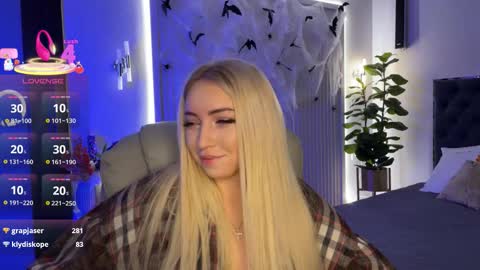 Snapshot of ohmyemma chatting on October 31, 1:29 am Emma online show from October 31, 1:29 am