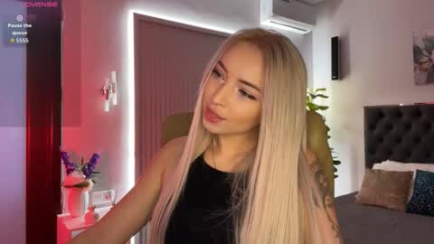 Snapshot of ohmyemma chatting on September 17, 2:09 am Emma online show from September 17, 2:09 am