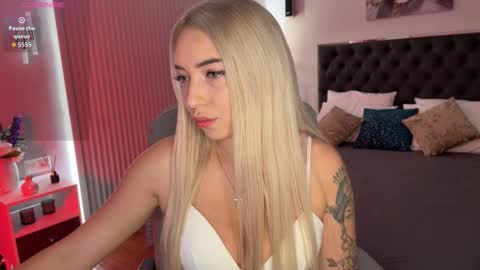 Snapshot of ohmyemma chatting on September 22, 1:04 am Emma online show from September 22, 1:04 am