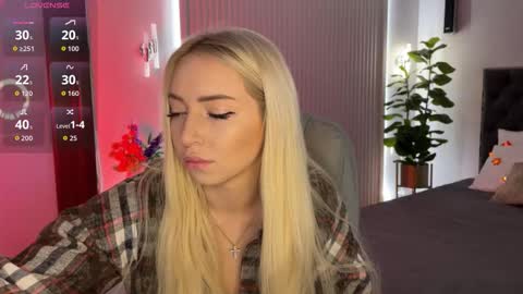 Snapshot of ohmyemma chatting on October 11, 1:21 am Emma online show from October 11, 1:21 am