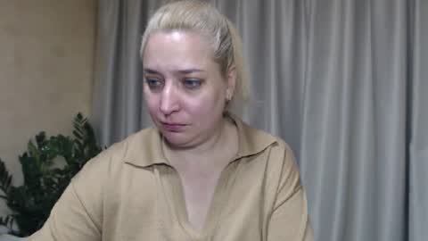 Snapshot of ohsweetiren chatting on October 5, 7:35 am Iren online show from October 5, 7:35 am