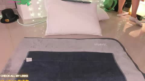 ohyesly_ online show from March 4, 10:22 am