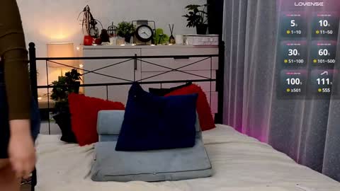 OliSunny Olivia online show from December 13, 6:21 am