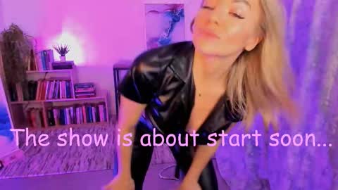 Snapshot of oliva_candy chatting on October 28, 8:25 pm oliva_candy online show from October 28, 8:25 pm