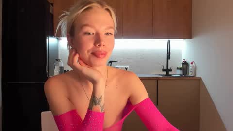 Snapshot of olivia_bells chatting on December 19, 9:27 pm Olivia 3 online show from December 19, 9:27 pm