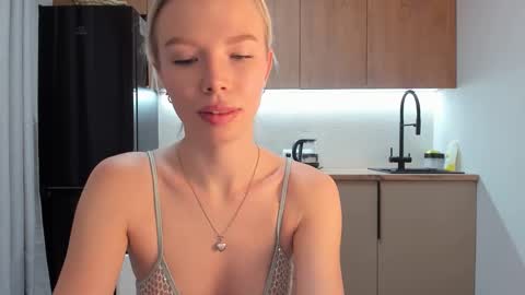Snapshot of olivia_bells chatting on December 16, 9:31 pm Olivia 3 online show from December 16, 9:31 pm