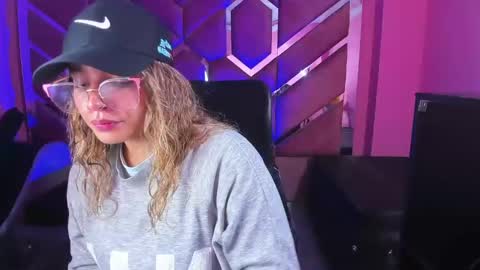 Snapshot of olivia_fox69 chatting on February 18, 2:27 am OLIVIA online show from February 18, 2:27 am