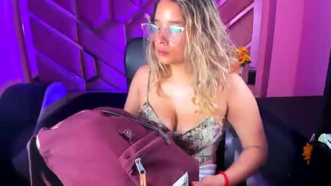 Snapshot of olivia_fox69 chatting on March 9, 3:22 am OLIVIA online show from March 9, 3:22 am