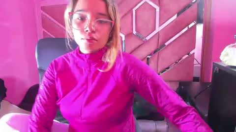 Snapshot of olivia_fox69 chatting on February 4, 3:33 am OLIVIA online show from February 4, 3:33 am