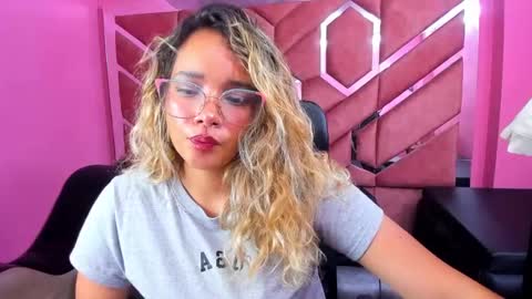 Snapshot of olivia_fox69 chatting on February 25, 2:14 am OLIVIA online show from February 25, 2:14 am