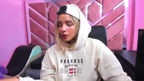 Snapshot of olivia_fox69 chatting on March 2, 3:34 am OLIVIA online show from March 2, 3:34 am