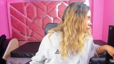 Snapshot of olivia_fox69 chatting on February 13, 3:18 am OLIVIA online show from February 13, 3:18 am