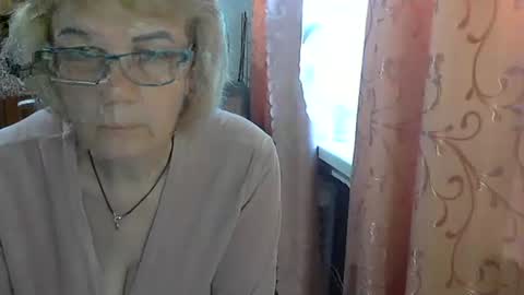Olivia Mia online show from May 4, 7:45 am