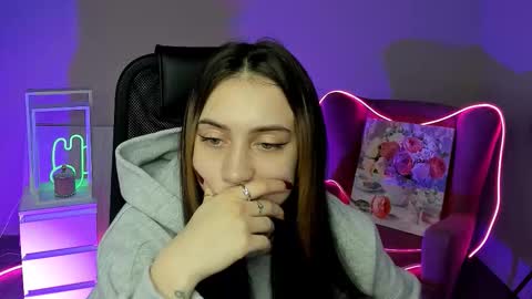 olivia_norton_ online show from October 7, 12:20 pm