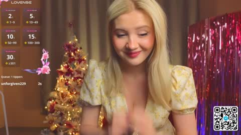 Snapshot of oliviabr0wn chatting on December 14, 2:11 am Olivia online show from December 14, 2:11 am
