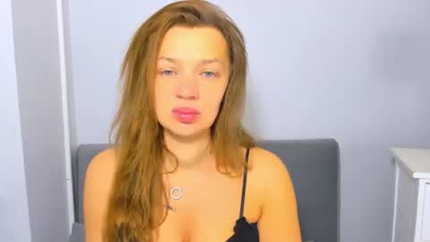 Snapshot of oliviawomen chatting on October 5, 5:34 am OliviaWomen online show from October 5, 5:34 am