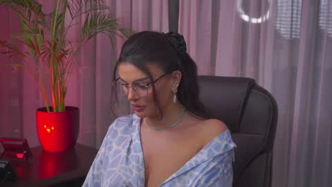 Nicolle online show from January 19, 3:32 pm
