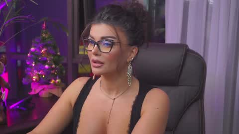 Nicolle online show from December 5, 3:28 pm
