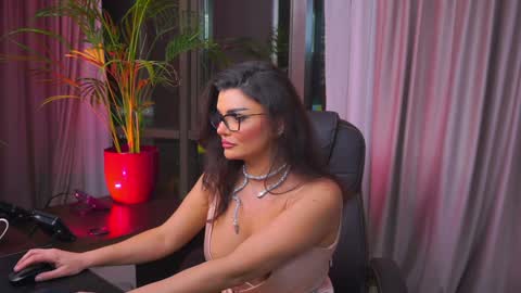 Nicolle online show from February 8, 9:57 pm
