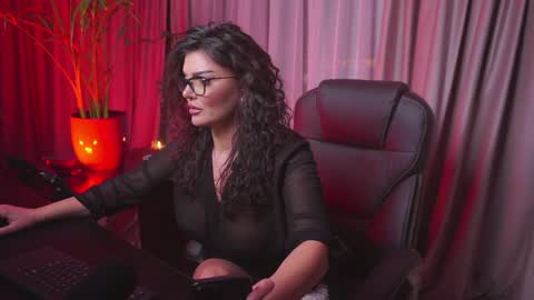 Nicolle online show from January 11, 8:10 pm