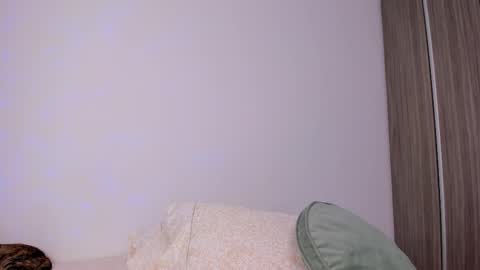 Snapshot of orchide_ chatting on February 14, 12:51 am Claire online show from February 14, 12:51 am