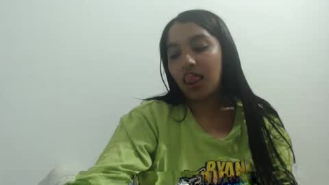 Snapshot of oriana_ston chatting on December 5, 5:37 am oriana_ston online show from December 5, 5:37 am