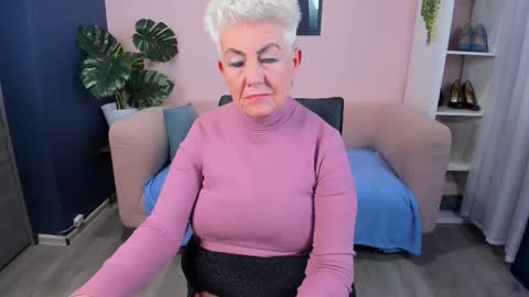 Snapshot of over50games chatting on October 14, 10:07 am Alla online show from October 14, 10:07 am