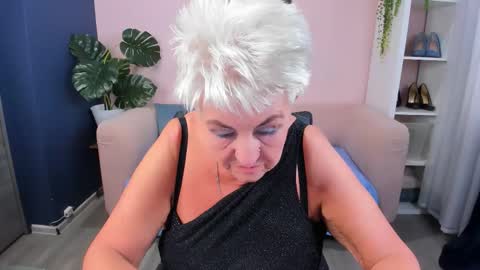 Snapshot of over50games chatting on October 18, 10:51 am Alla online show from October 18, 10:51 am