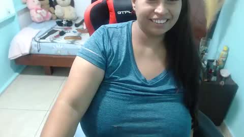 Snapshot of pareja_explosivasexx chatting on January 9, 6:06 am Luna online show from January 9, 6:06 am