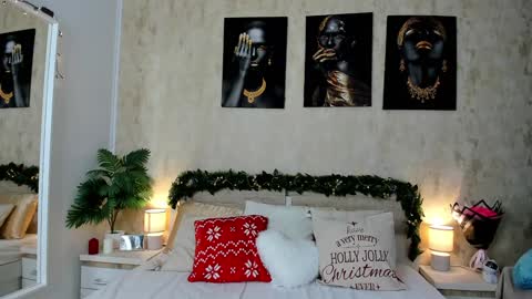 Snapshot of paris_x_hilton chatting on December 17, 4:45 am Paris online show from December 17, 4:45 am
