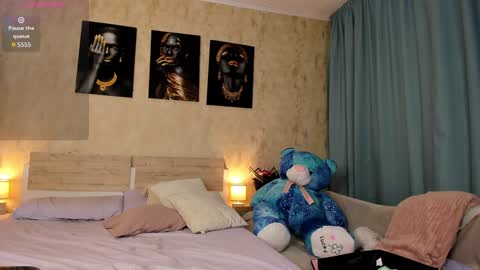 Snapshot of paris_x_hilton chatting on December 12, 5:10 am Paris online show from December 12, 5:10 am