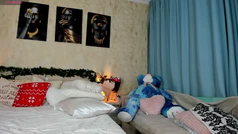 Snapshot of paris_x_hilton chatting on December 24, 5:05 am Paris online show from December 24, 5:05 am