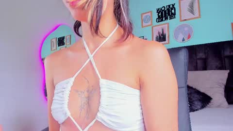 Snapshot of parisfox_ chatting on February 24, 7:41 pm PARIS online show from February 24, 7:41 pm