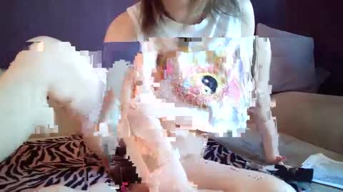 Snapshot of peach_boo chatting on February 24, 5:19 am Andrea online show from February 24, 5:19 am