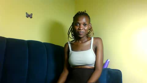 Snapshot of peachy_mummie chatting on October 7, 8:13 pm peachie online show from October 7, 8:13 pm