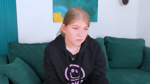 peachybloom online show from November 24, 2:52 pm