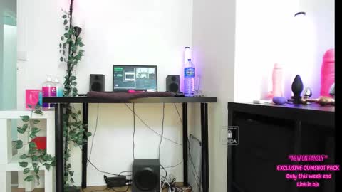 Snapshot of peachyym chatting on September 30, 10:43 am Help me to reach 200 thumbs up  online show from September 30, 10:43 am