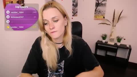 Snapshot of peppymia chatting on September 22, 7:51 am Mia online show from September 22, 7:51 am