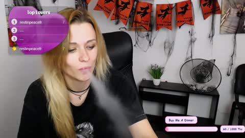 Snapshot of peppymia chatting on November 1, 8:18 am Mia online show from November 1, 8:18 am