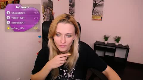 Snapshot of peppymia chatting on September 30, 7:14 am Mia online show from September 30, 7:14 am