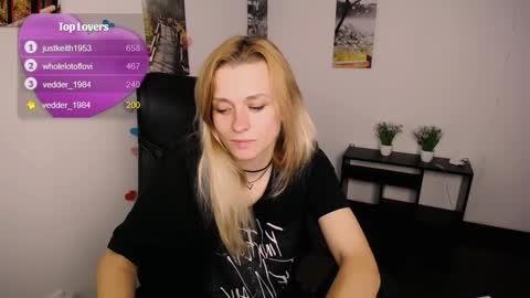 Snapshot of peppymia chatting on October 3, 7:35 am Mia online show from October 3, 7:35 am