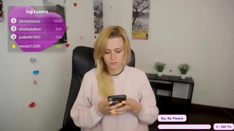 Snapshot of peppymia chatting on October 12, 7:11 am Mia online show from October 12, 7:11 am