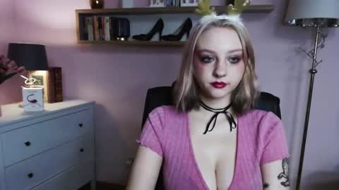 Snapshot of perfect_madeline chatting on December 23, 3:44 pm Madeline online show from December 23, 3:44 pm