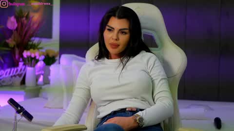 Dee online show from November 18, 5:25 pm