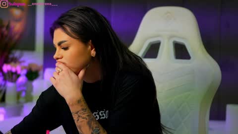 Dee online show from November 17, 5:24 pm