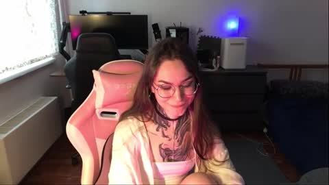 petal_dust_ online show from March 26, 2:41 pm